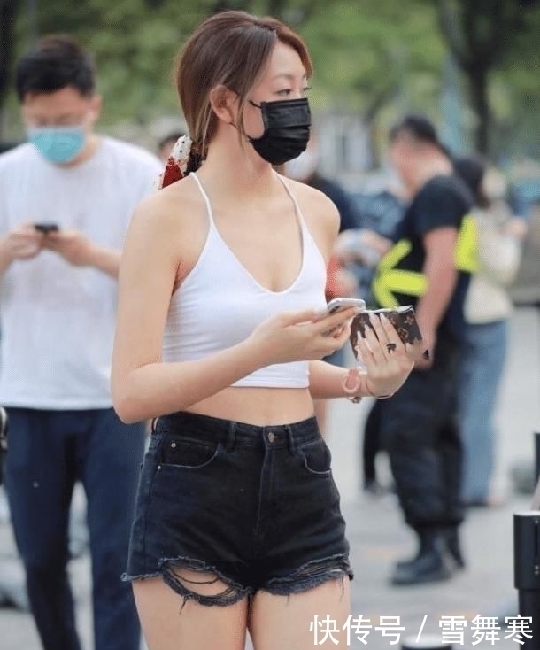 小姐姐|本以为吊带就很“清凉”了,看到后背更透风,这不就是块“布”?