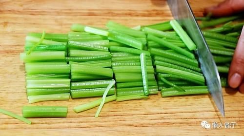 芹菜|别只会做虾仁炒西芹，将小河虾炒的酥脆，配上芹菜一起炒，还补钙