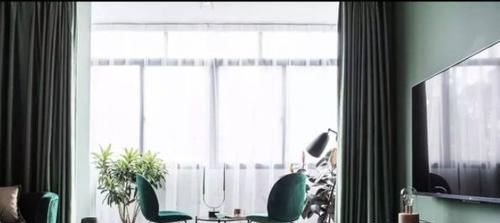 窗帘|客厅和阳台打通后,窗帘这样挂才更美观又实用!你家挂对了吗?