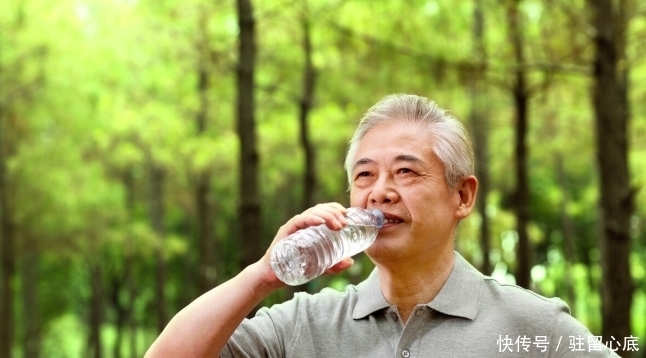 尿毒症是拖出来的，请注意，睡前两不要每天两坚持，肾脏会更健康