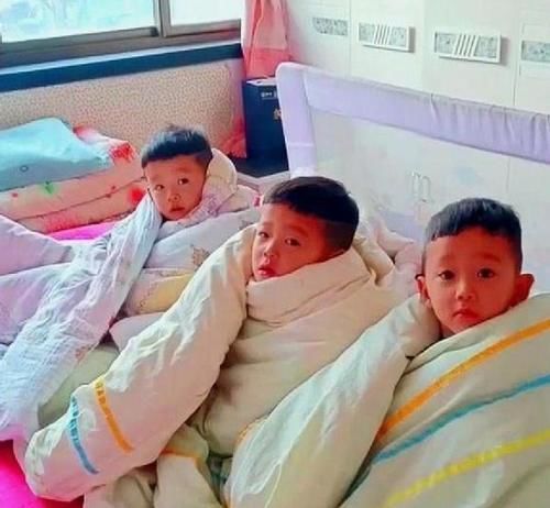 兄弟|三胞胎兄弟赖床不起，整齐的裹着被子，网友：排排坐，好可爱！