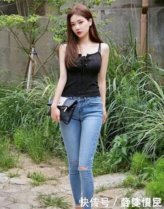 美女的优雅穿搭,牛仔裤展示秀丽身材,时尚可人充满精致感