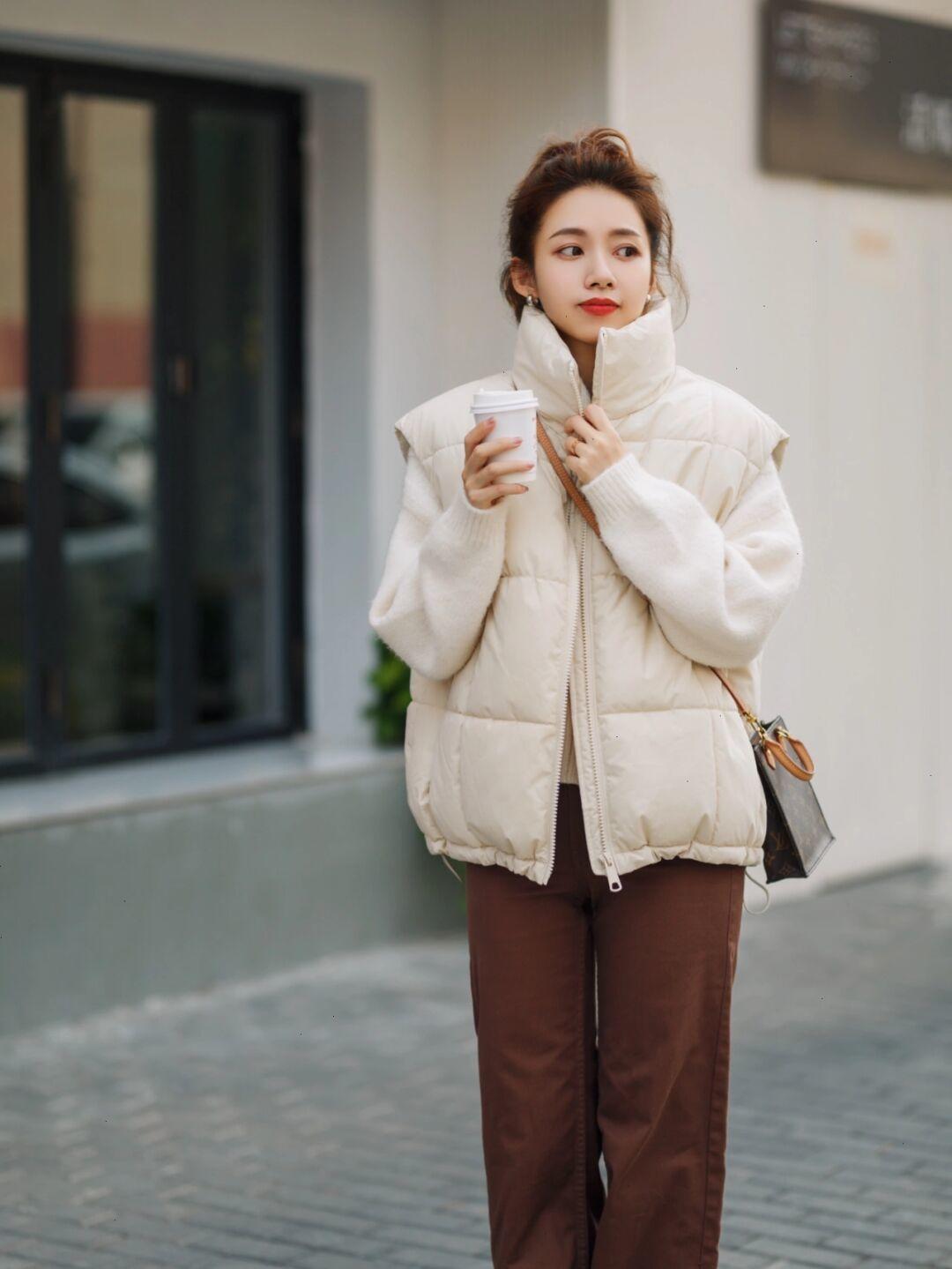 无袖 不知道换季怎么搭?入手一件“羽绒马甲”搭配长裤,女神范十足!
