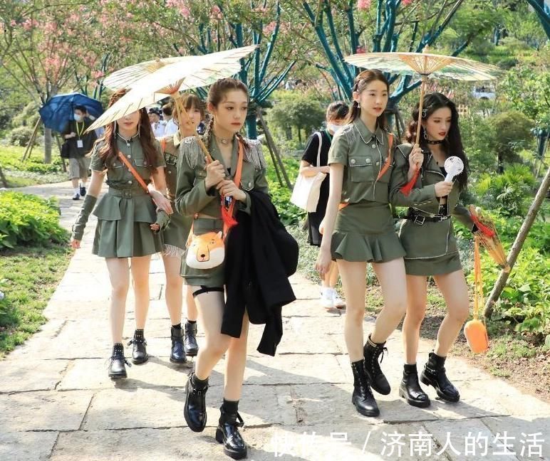 希林|硬糖少女搬新家王艺瑾躺赵粤怀里,希林气鼓鼓不看镜头,张艺凡赢了