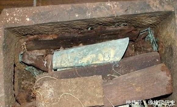 绕有|寺庙发现一个舍利盒,外边绕有一圈金丝带,至今没有打开