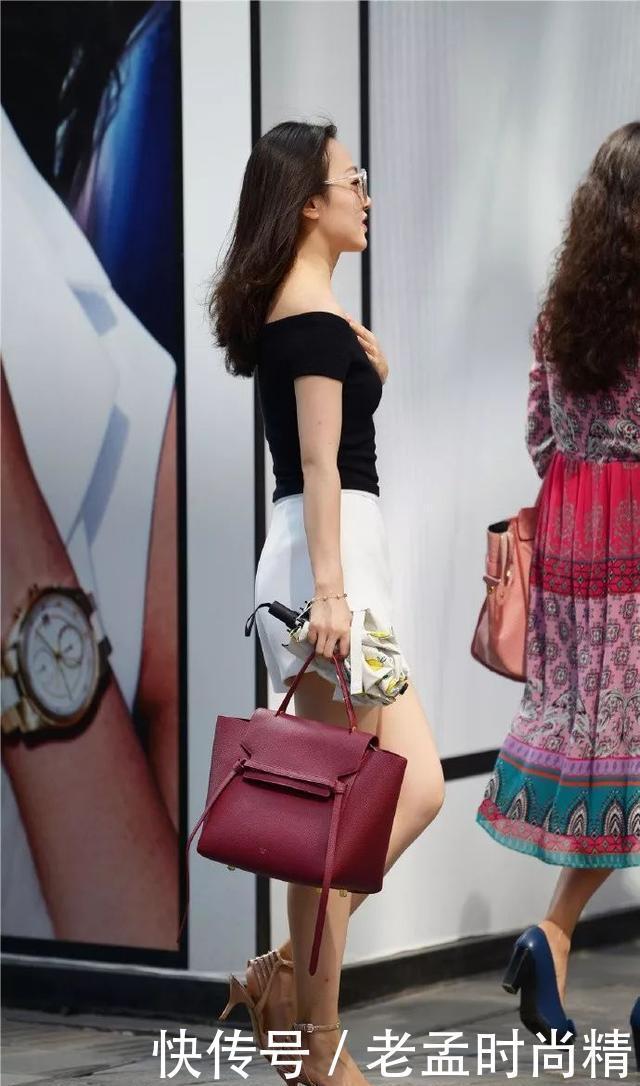 端庄|街拍:深蓝色修身连衣裙搭配高跟鞋,明艳端庄, 飘逸美丽