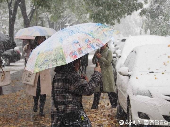 下雪|立冬下雪太好玩了，山东师大学生们玩疯了