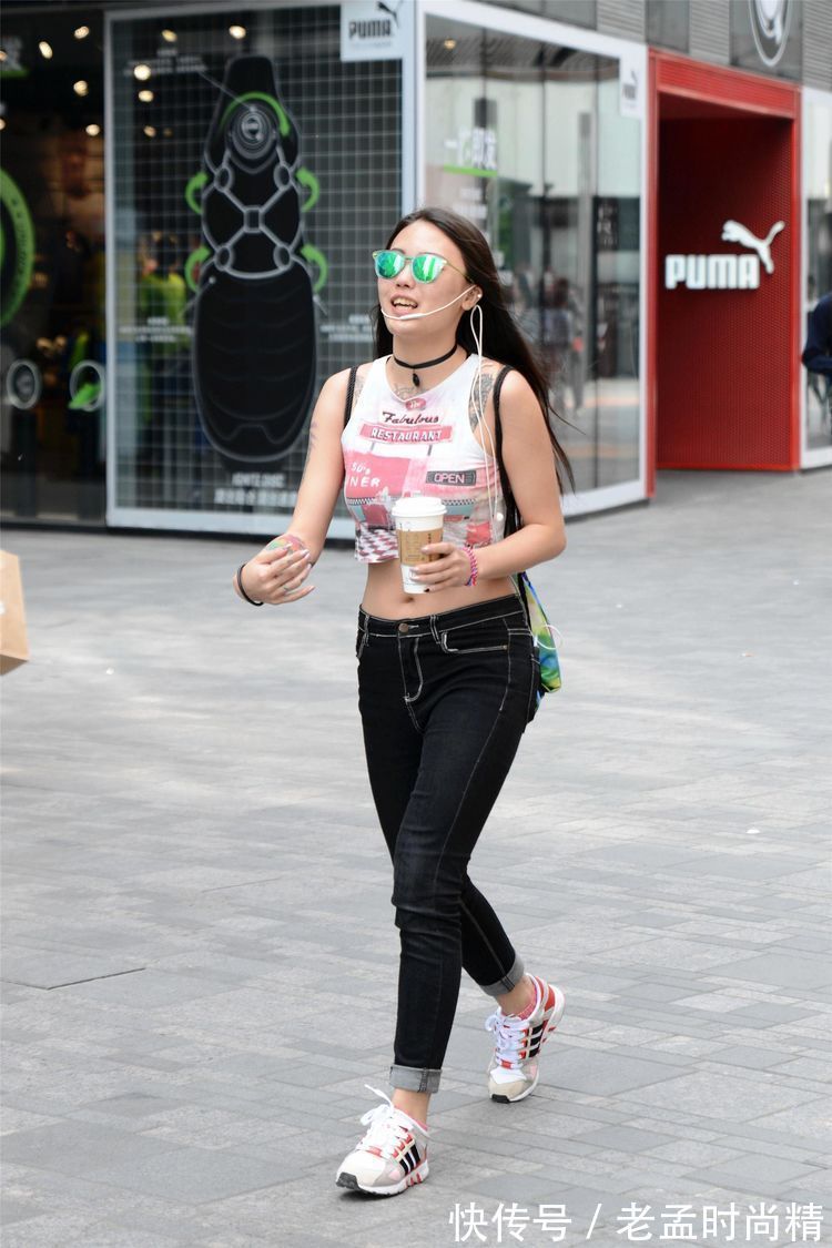 连衣长裙|街拍:小姐姐选择黑色的连衣长裙,带着收腰设计,显得身材特别好