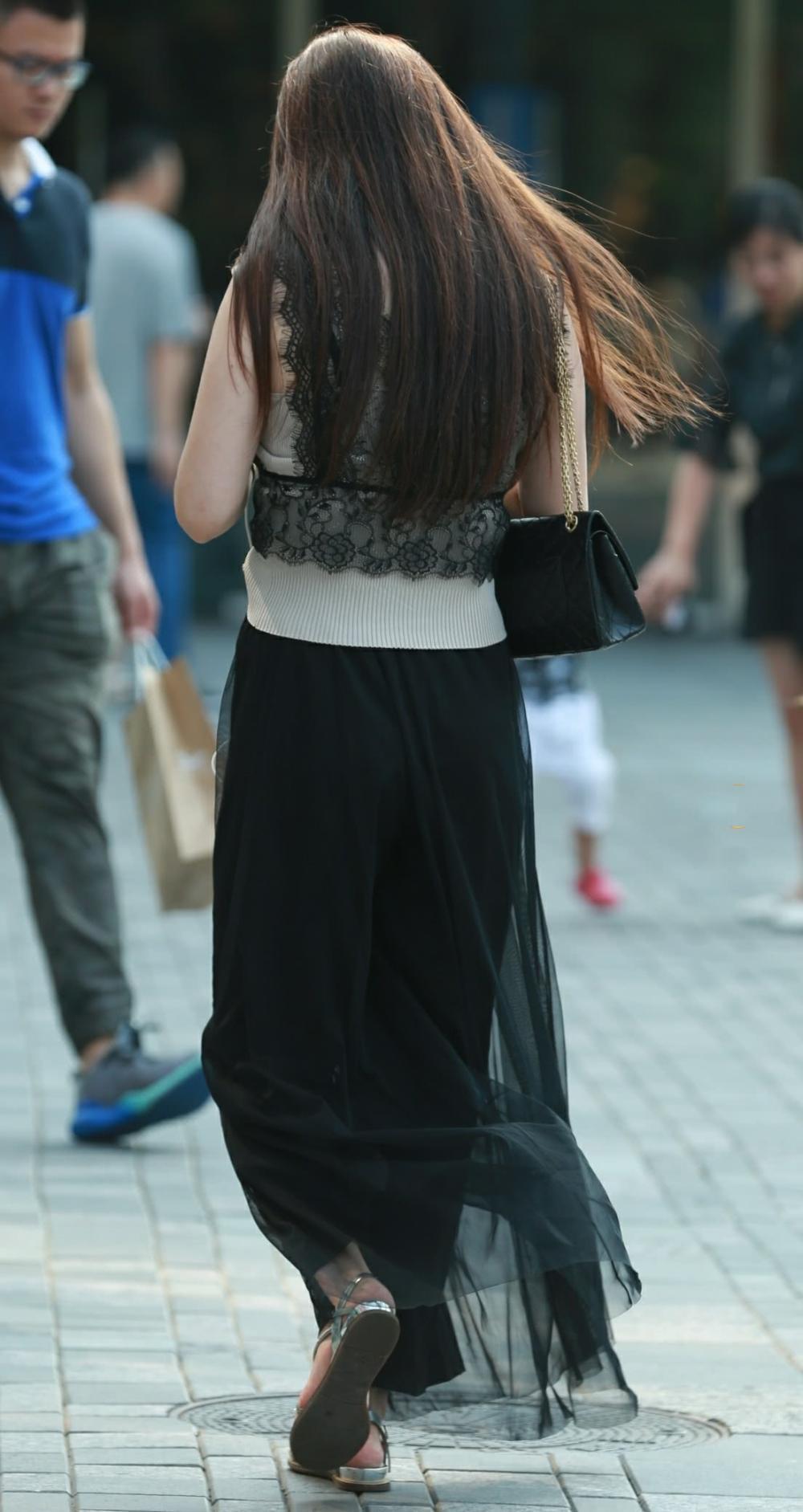 气质小姐姐薄纱连衣裙女人味儿十足,体态丰韵,婴儿肥的感觉刚刚好