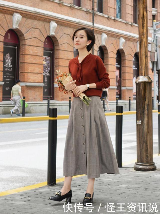 秋季穿搭，羊毛衫配百褶裙，气质减龄又优雅
