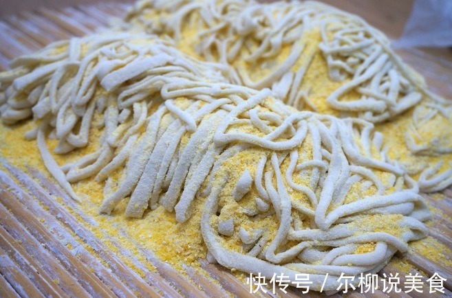 做手擀面时,和面要多加“2个料”,面条筋道不易断,爽滑不粘连