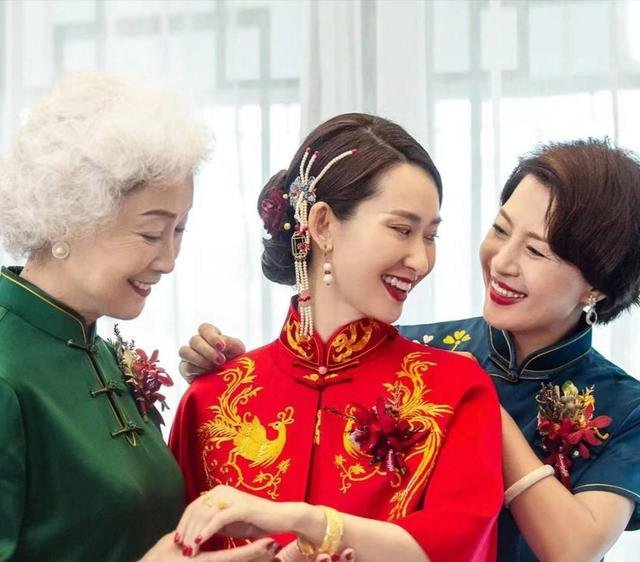 女人要优雅老去！祖孙三代婚礼上同穿旗袍，白发外婆比新娘更抢镜