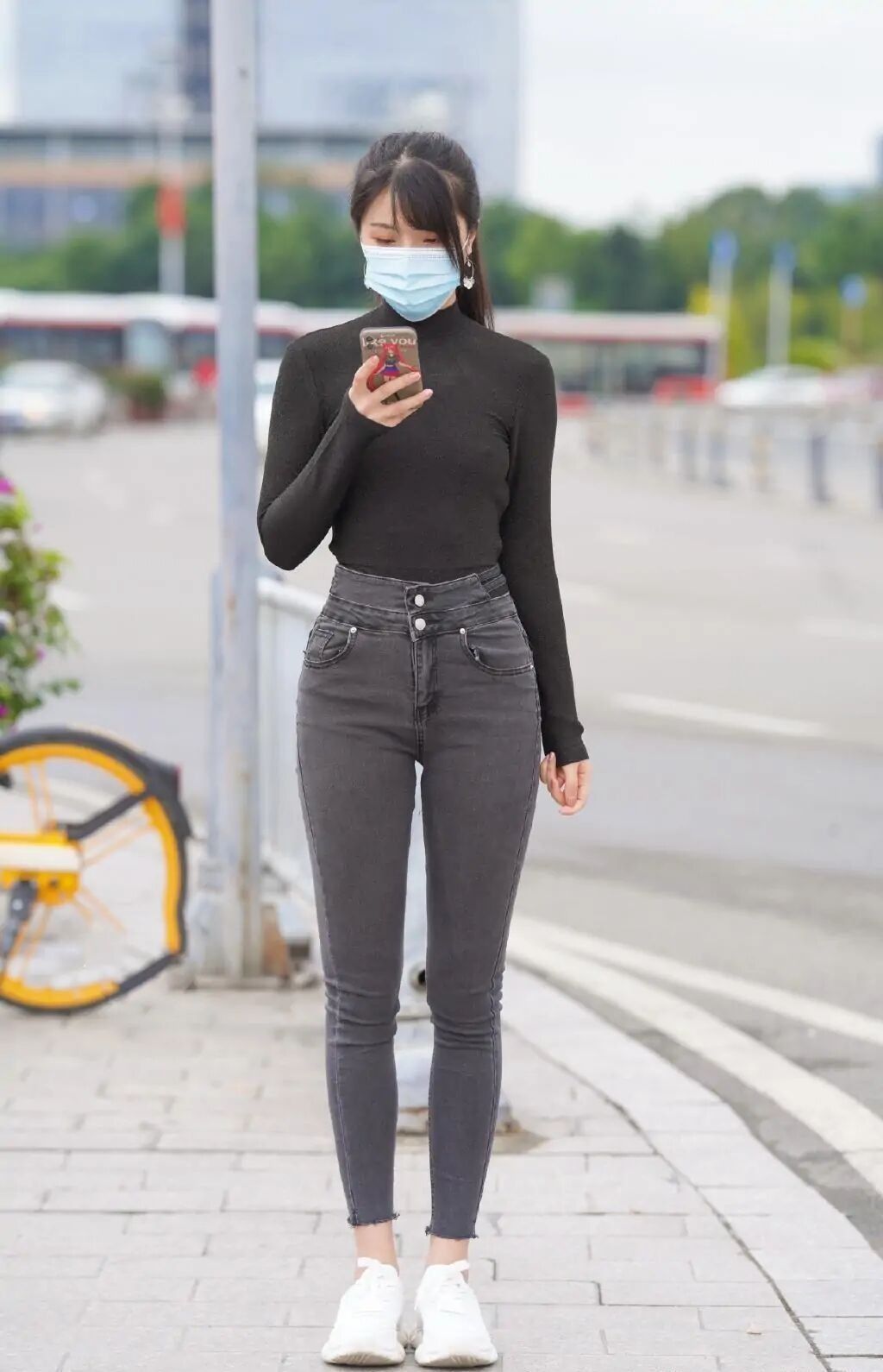 喇叭裤|已经“烂大街”的牛仔裤，女孩还是放不下，承包了秋季街头的美