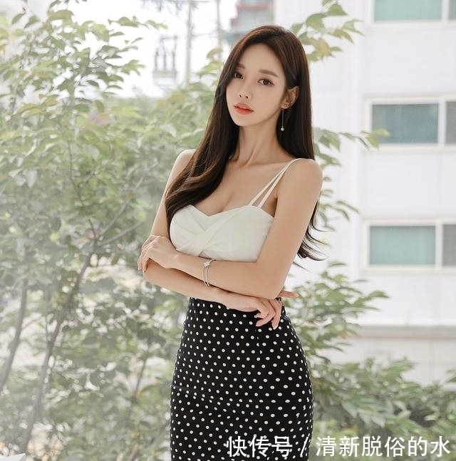 潮流|潮流穿搭:孙允珠清凉雨夏纯白萝莉吊带波点裙