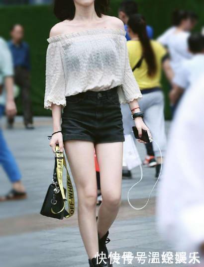 街拍宽松的T恤,衣摆打个结,时尚十足