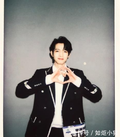 家境|翻版“杨超越”的他，家境贫寒却用苹果手机，当保安时早已签约