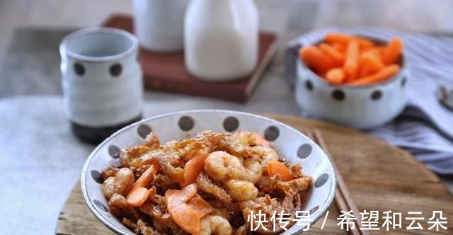 这种让人垂涎欲滴的虾的做法，金牌虾仁面筋，美味可口超好吃！