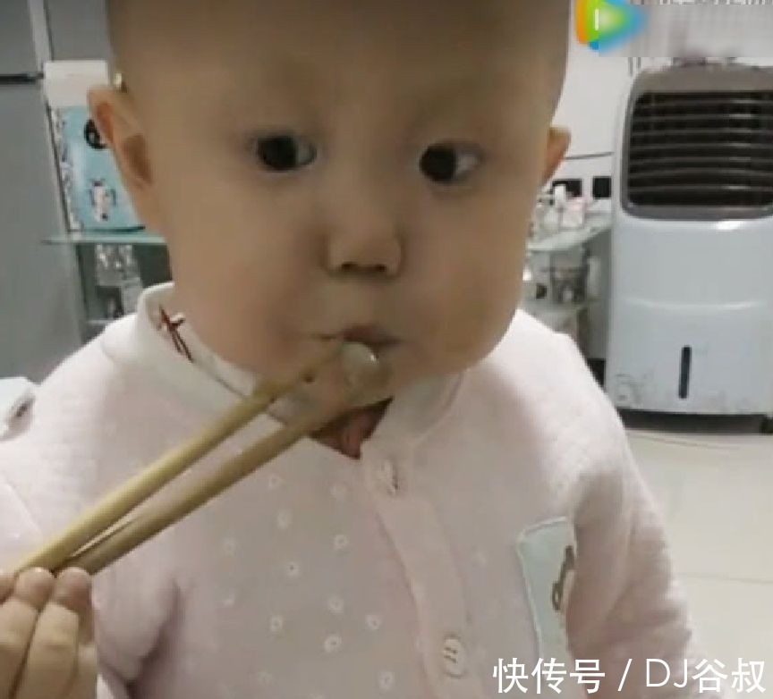 豆豆|一岁宝宝会用筷子吃饭,夹豆子比大人都灵活,网友:别人家的孩子