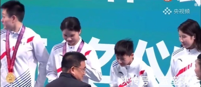 领导|领导化身全红婵迷弟!颁奖时和红姐热聊长达15秒,2次握住红姐手!