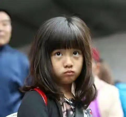 暗恋桃花源|15岁黄多多起点高，与何炅同台演话剧，优雅气质溢出屏幕