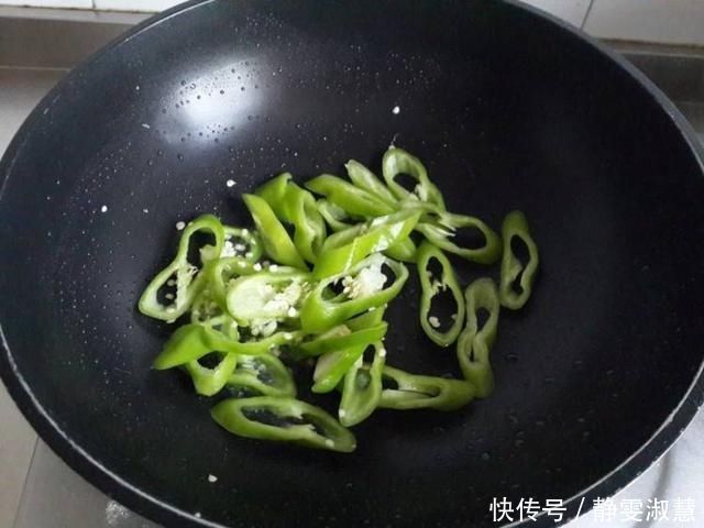 尖椒炒鸡蛋第1步放油就错了，难怪不嫩不香，看大厨教你正确做法