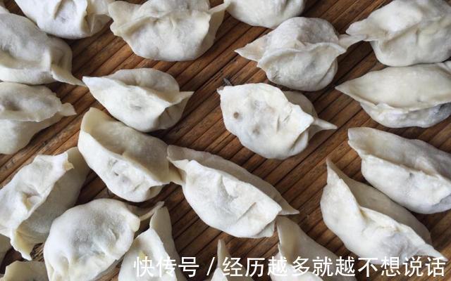 煮饺子时到底“盖不盖”锅盖，很多人做错了，难怪破皮还粘锅！