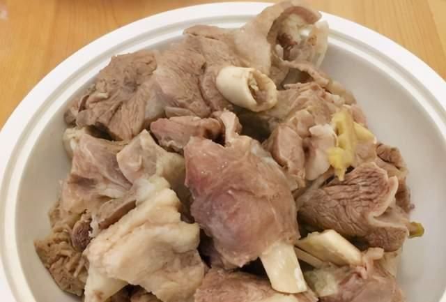 大寒节气前,要多喝萝卜羊骨汤,驱寒保暖助消化,喝一碗全身暖