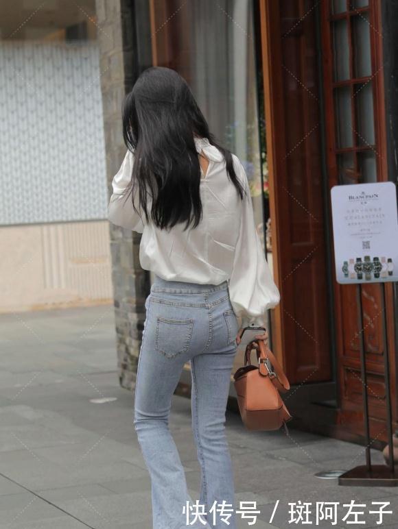 卷土重来的喇叭裤,配白色绸缎面衬衫,洋气好看又显恬静的美