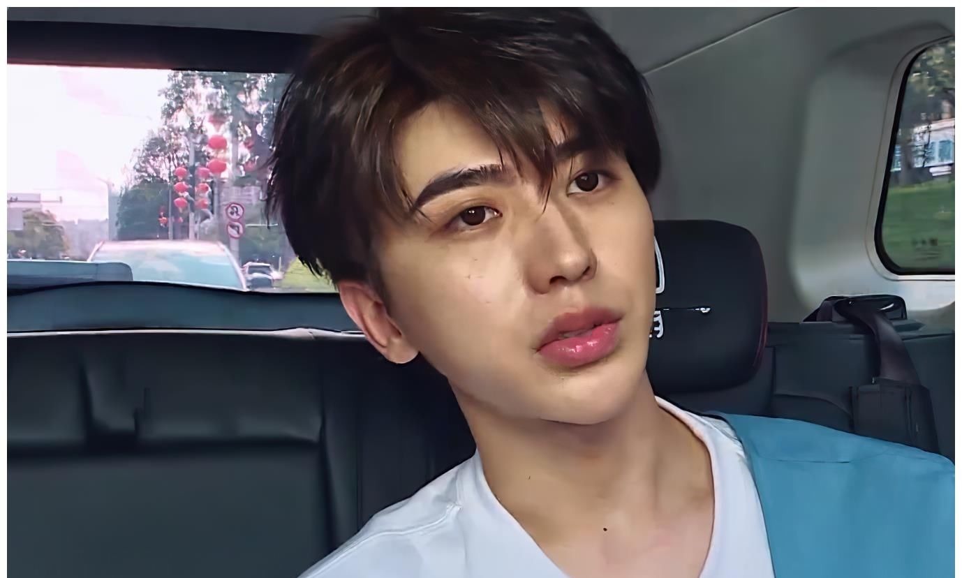 蔡徐坤打篮球衣服让女嘉宾扯坏，名牌秒被撕掉，录节目像进了盘丝洞