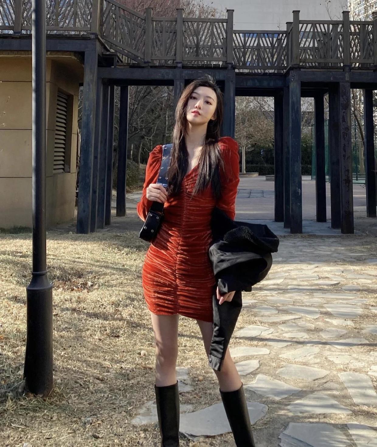 穿搭|秋冬怎么穿才洋气,试一试“丝绒连衣裙”端庄优雅,漂亮大方!