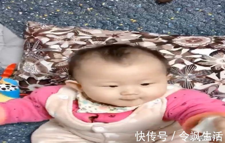 卫生纸|1岁萌宝自己玩游戏，妈妈一看，这游戏真省钱呐