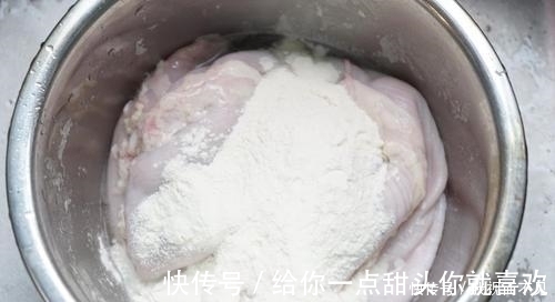 洗猪肚时,有人用淀粉,有人用盐,大错特错这么洗才正确