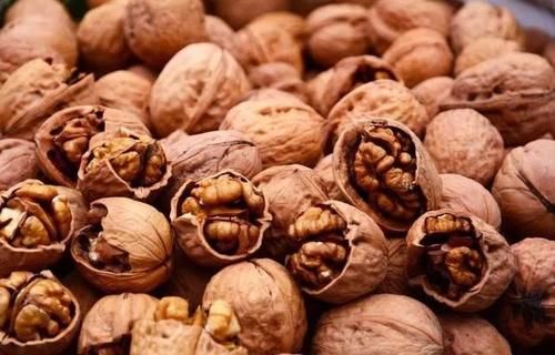 稳定血糖|吃核桃真的可以降血糖？想要稳定血糖，这2种食材少吃一点是一点