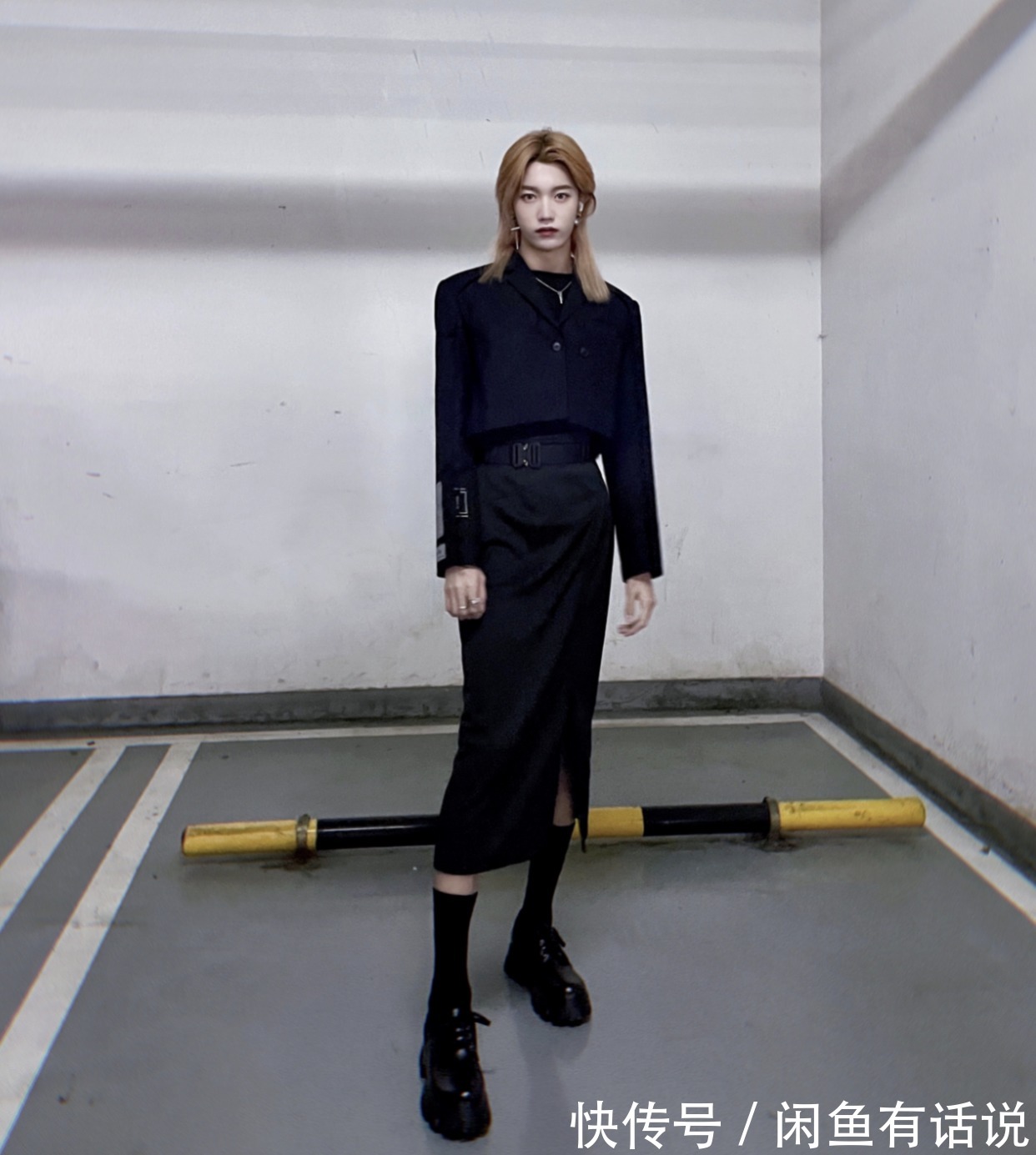 爱豆们|现在的男爱豆真拼，抹口红挂耳环不算啥，穿“开叉裙”才叫真厉害