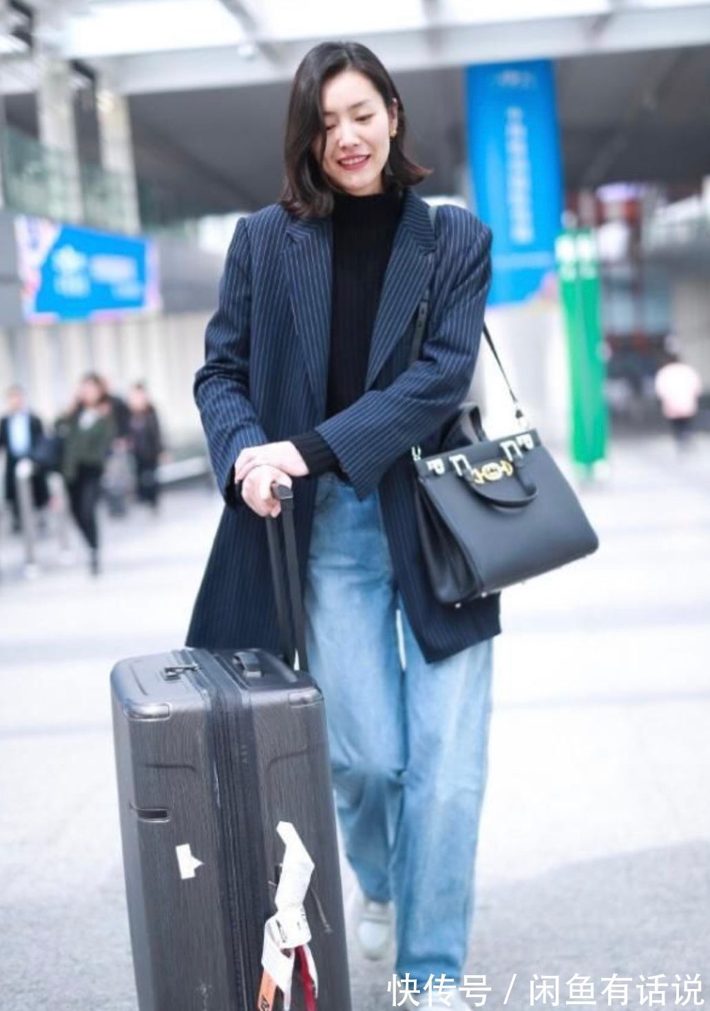 中性风|刘雯的开春穿搭真飒!西装配牛仔裤挺清爽,“大油头”却没法模仿