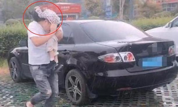 妈妈|“坑娃奶爸”火了,大雨中拿娃遮头,网友:回家后小心点