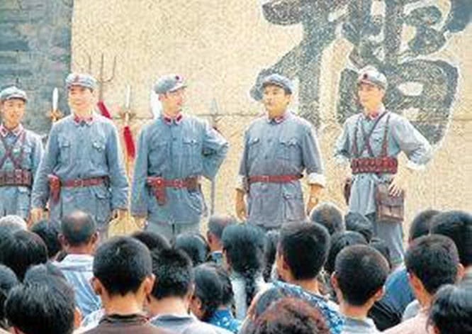 将枪|连长“牺牲”,警卫将枪放手中,奇迹复活,俘虏黄维,授中将军衔