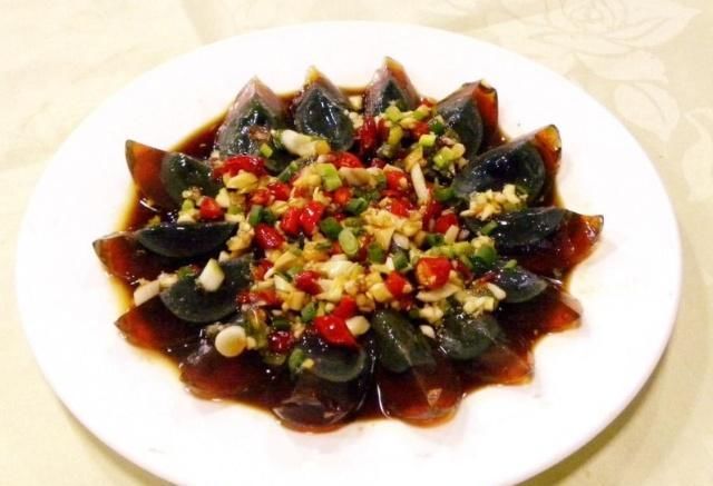 做凉拌皮蛋，这一味千万不能少，味道更好了，营养价值也更高了