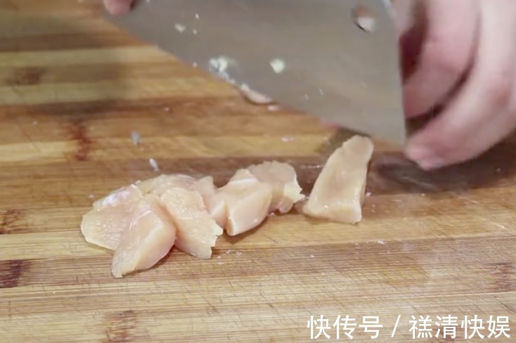 买块鸡胸给孩子做道小零食,外酥里嫩,鸡肉软嫩,超级好吃