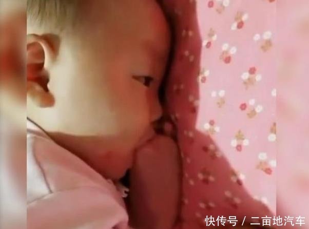 睡眠时间|爸爸哄娃一小时以为他睡着了,妈妈回来看见这样一幕,网友亲爹