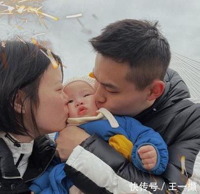 重庆大学|幸福!国羽奥运冠军李雪芮晒全家福,与老公一起亲吻宝宝超温馨