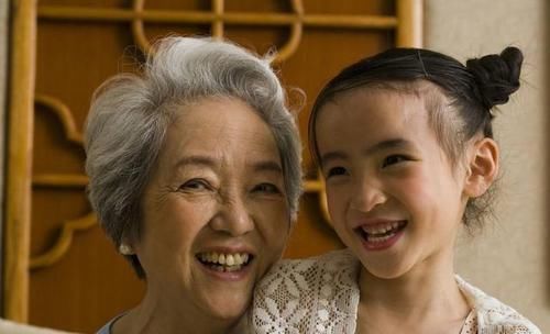 二胎政策|48岁奶奶接孙子,偶遇48岁妈妈接娃,相同年龄,不同人生