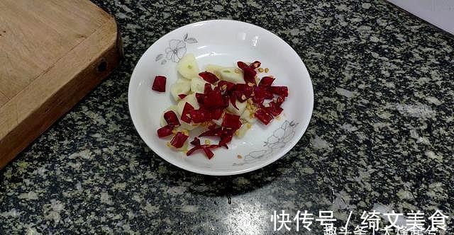 炝炒黄瓜|黄瓜的新做法，脆爽入味，做法简单，比拍黄瓜好吃多了！