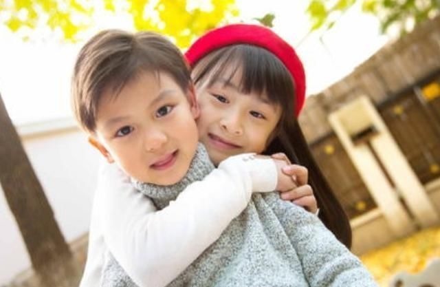姐弟|二胎家庭的姐姐喜欢“打弟弟”,原因可气又可笑,希望弟弟快长大