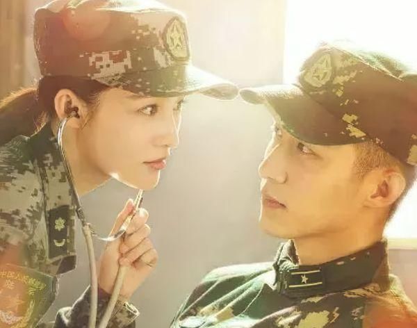 李沁擊掌時(shí)差點(diǎn)滑倒,黃景瑜下意識(shí)去扶,動(dòng)作微妙到連頭都不敢抬