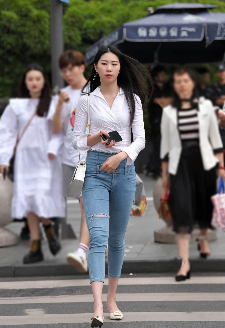 街拍美女：无数女孩证明，牛仔裤确实适合长腿！