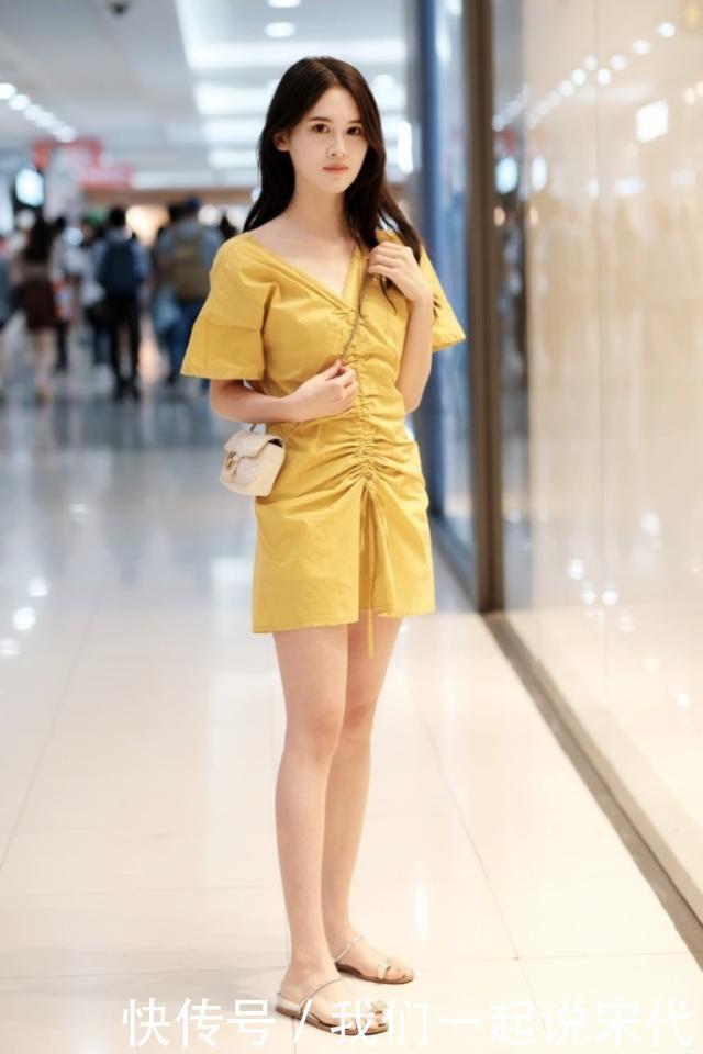 街拍|街拍:美女身穿米黄色西装搭配休闲裤,简约风格装扮出的自然美感