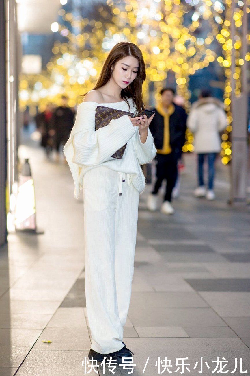 针织毛衣贴身最能显身材,无论搭配什么,都有着浓浓的女人味