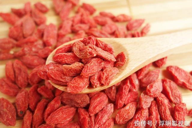 头发|6味中药泡水喝,补气血,白发没了,发量多了,显年轻