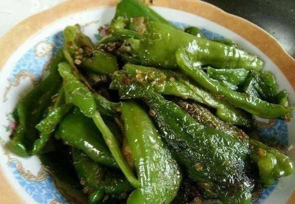 做虎皮青椒，别只会傻“煸炒”多加这一步，美味提升“1倍”